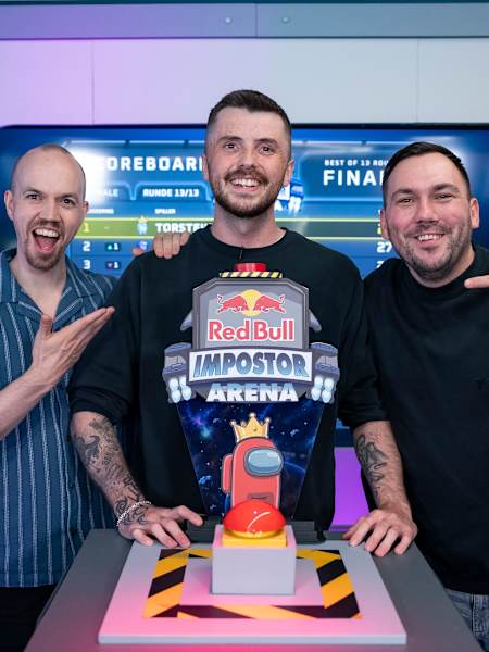 Aslak Maurstad og Dennis Vareide hyller Torstein "Torsteiin" Ulvatn, tidenes første vinner av Red Bull Impostor Arena.
