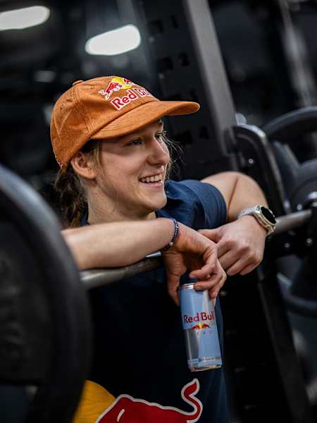 Simona Kuchyňková počas intenzívneho tréningu v Bratislave dopĺňa energiu Red Bull Zero plechovkou.