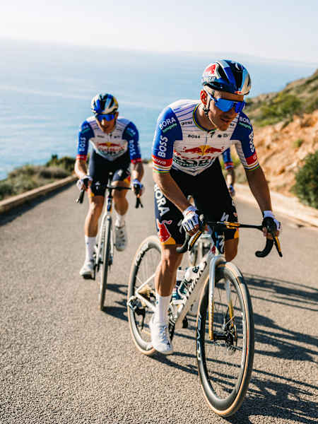 Florian Lipowitz e Remco Evenepoel del team Red Bull - BORA - hansgrohe sono stati fotografati durante una sessione di allenamento a Palma di Maiorca, in Spagna, l'8 dicembre 2025. 