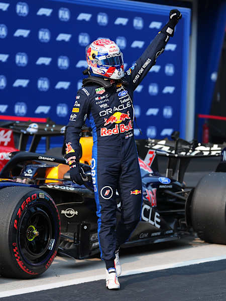 Max Verstappen celebra en el parque cerrado tras conseguir la pole durante la clasificación del Gran Premio de F1 de Bahréin en Malasia, en el circuito de Sepang.
