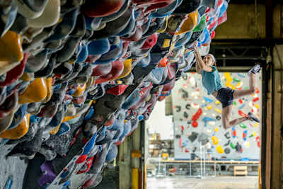 Natalia Grossman beim Bouldern.
