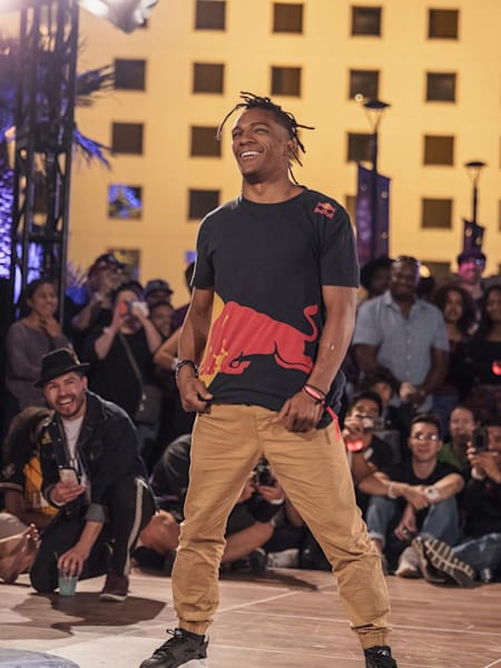 Neguin standing in the cypher.