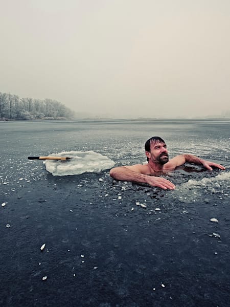Gemütliches Bad: Wim Hof kann knapp zwei Stunden im Eis verharren.