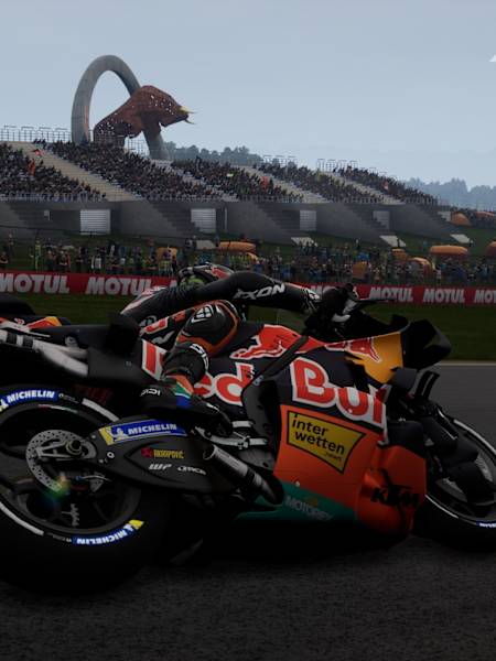 Screenshot aus MotoGP 26 zeigt Brad Binder in Schäglage vor dem Eisernen Bullen am Red Bull Ring.