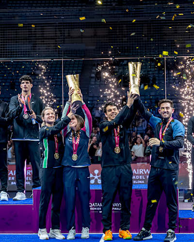 En 2024, Ariana Sánchez y Jorge Nieto levantan triunfalmente los trofeos de la Premier Padel en la ceremonia de entrega de premios de las finales de Barcelona