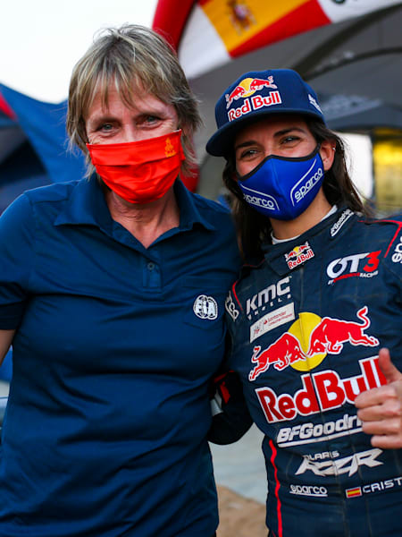 Cristina Gutiérrez celebra con Jutta Kleinschmidt su victoria en la primera etapa del Rally Dakar 2021, entre Yeda y Bisha, En Arabia Saudí, el 3 de enero de 2021.