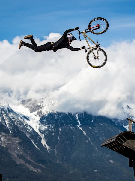 Thomas Genon saute avec son vélo lors de l'épreuve de VTT slopestyle du le Crankworx Innsbruck.