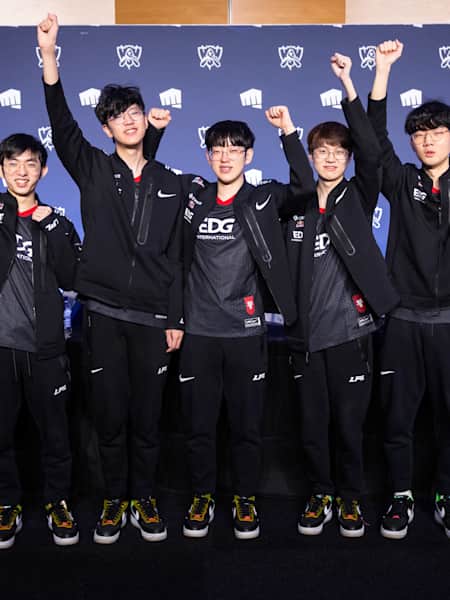 The Edward Gaming team celebrate their Worlds 2021 semi-final win against Gen. G and will now head into the finals.