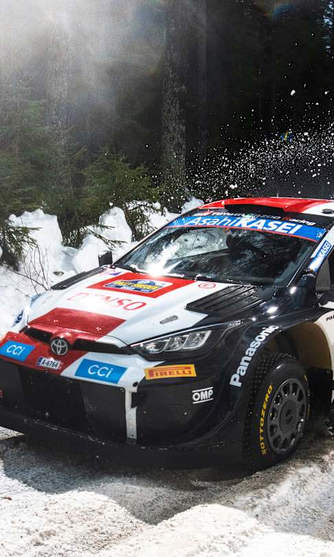 Kalle Rovanperä (FIN) y Jonne Halttunen (FIN) del equipo TOYOTA GAZOO RACING WRT actúan durante el Campeonato del Mundo de Rallyes de Suecia en Umea, Suecia, el 9 de febrero de 2023.