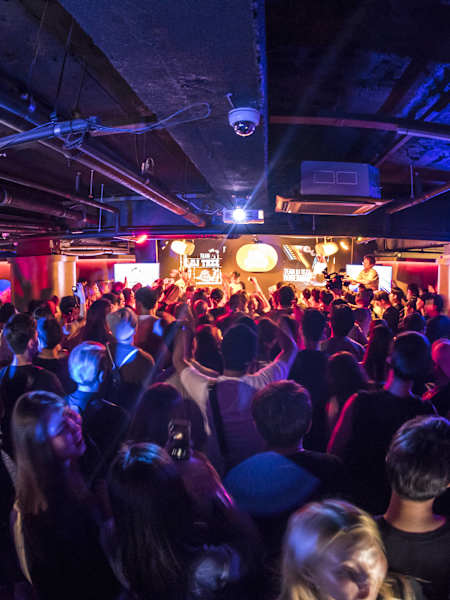 Une foule danse devant un DJ dans un club de Séoul.