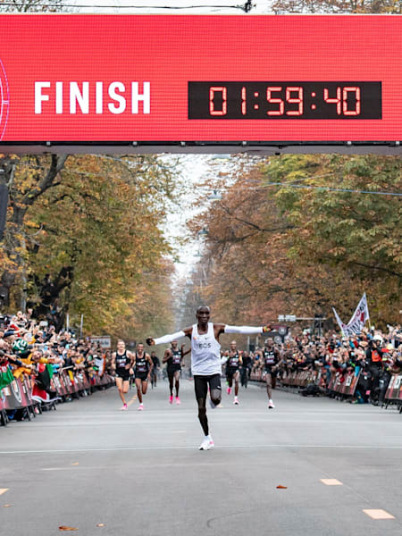 Kipchoge crossing the line in Vienna