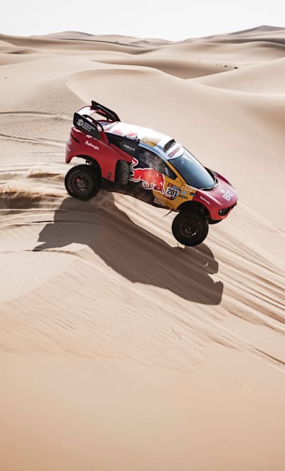 Le Français Sébastien Loeb du Bahrain Raid Xtreme roule sur le parcours de la treizième étape du rallye-raid Dakar 2023 entre Shaybah et Quartier Vide, en Arabie Saoudite.