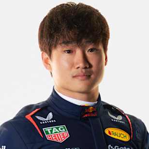 Yuki Tsunoda posa con el traje de carreras oficial de Oracle Red Bull Racing (ORBR) para 2025.