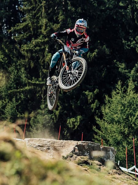 L'Américain Aaron Gwin en VTT descente à la Coupe du Monde de l'UCI 2017 à Val di Sole en Italie.