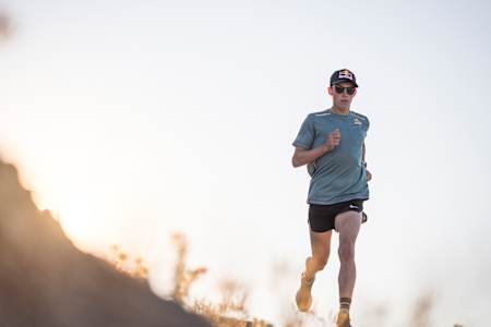 Hayden Wilde s'entraîne lors d'une session de course à pied. 