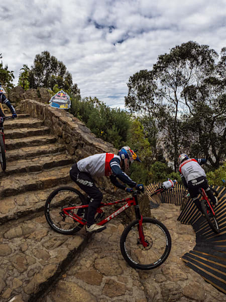 Bikers em ação no Red Bull Monserrate Cerro Abajo 2021