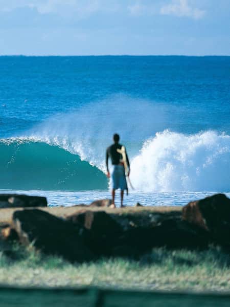 Surfer mira romper una ola perfecta en la Gold Coast australiana