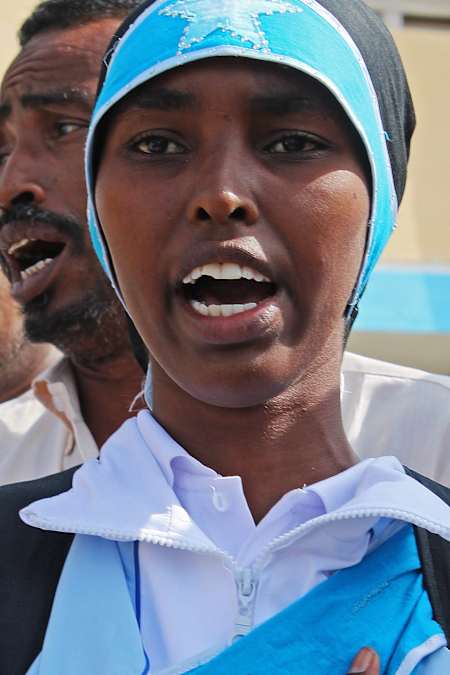 Zamzam singing the national anthem before boarding the plane to London