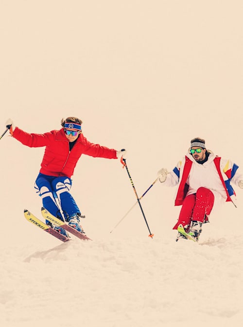 Viktoria Rebensburg i Bene Mayr jeżdżą na nartach po muldach podczas zawodów Generations of Freeskiing na lodowcu Stubai 18 maja 2016 r.