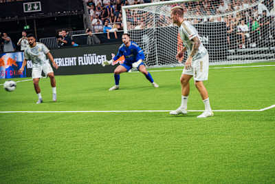 Toni Kroos und Teamkollegen beobachten einen Schuss des Gegners.