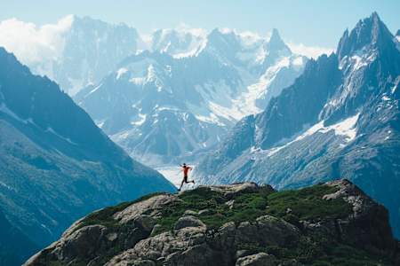 L'ultra runner Ryan Sandes court dans les environs de Chamonix en trail running.