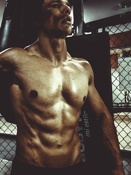 Con un pequeño esfuerzo podrás marcar pectorales este verano