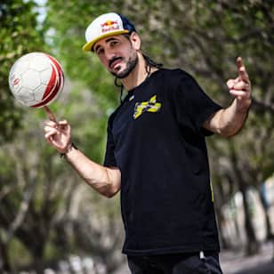 Portrait de Séan Garnier, double champion du monde de football freestyle et triple champion de France, à à Kuwait City au Koweït en 2019.