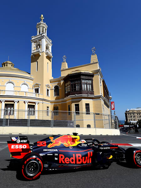 Bolid Red Bull Racing na torze ulicznym w stolicy Azerbejdżanu - Baku, treningi przed GP 2021