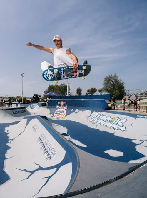 Le skateur espagnol Danny León en action lors du Red Bull Bowl Rippers 2023 au Bowl du Prado à Marseille.