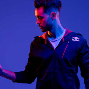 TheGrefg posa para un retrato durante la filmación del video "Red Bull Click" en Barcelona, España, el 16 de enero de 2023.