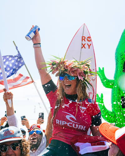Caroline Marks und ihre Fans auf Florida am Strand von Lower Trestles in Kalifornien.