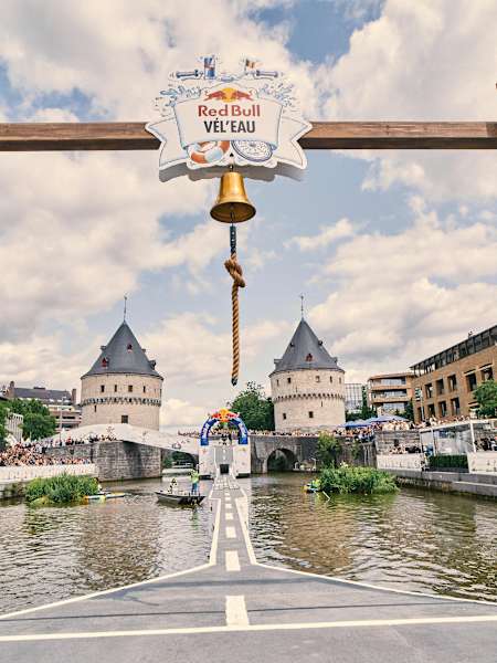 Des participants du Red Bull Vél'eau 2025 en Belgique s'élancent sur le parcours.