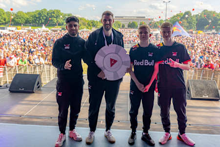 Umut Gültekin, Daniel Fehr, Anders Vejrgang und Ben Kettenbeil von RBLZ Gaming auf der Leipziger Festwiese mit der Meisterschale der VBL Club Championship nach dem DFB-Pokal-Sieg der Fußballprofis.