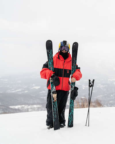 Den svenske freeskiåkaren Jesper Tjäder poserar med sin skidutrustning i Niseko, Japan 9 april 2026.
