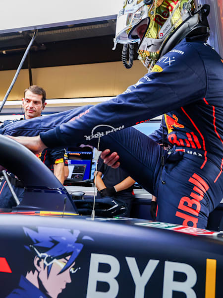 Imagen que muestra al campeón del mundo de Fórmula Uno, Max Verstappen, en el Gran Premio de F1 de Abu Dabi, en el circuito de Yas Marina, 2022.