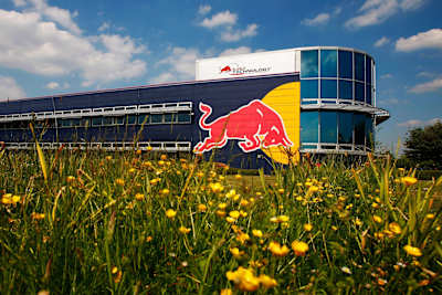 L'usine de l'écurie F1 Red Bull Racing est située à Milton Keynes près de Londres en Angleterre.