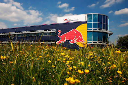 L'usine de l'écurie F1 Red Bull Racing est située à Milton Keynes près de Londres en Angleterre.