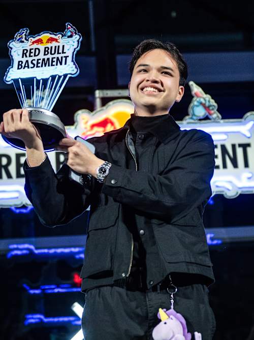 Soj Gamayon, das Filipinas, sorri ao receber o troféu de vencedor pela sua ideia AgriConnect na Final Mundial do Red Bull Basement, em Tóquio, Japão, em dezembro de 2024.