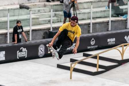 Le skateur américain Ryan Decenzo réalise un Indy Nosebone en skate lors des demi-finales des championnats du monde de skate street 2021 à Rome, en Italie.