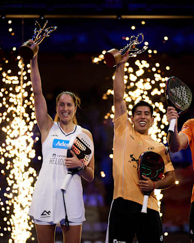 Delfina Brea Senesi, Gemma Triay Pons, Federico Chingotto y Alejandro Galán levantan orgullosos sus trofeos de ganadores en la final de la Premier Padel Gijón P2 2026 en España