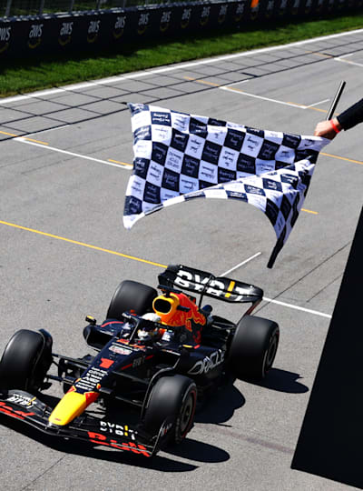 De finish vlag voor Max Verstappen in Canada.
