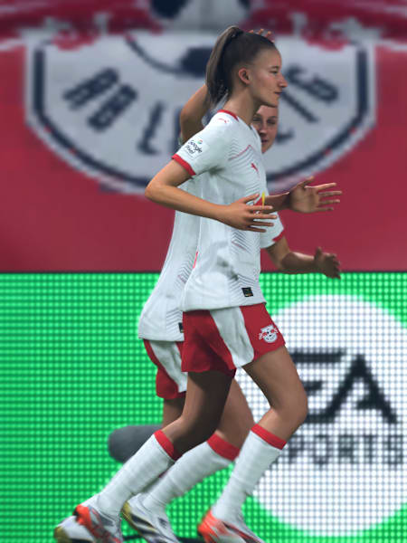 Spielerinnen von RB Leipzig auf dem virtuellen Platz in FC 26