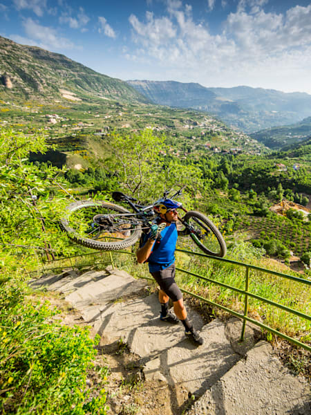 Кенни Белаи исследует горные тропы Ливана