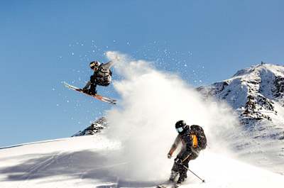 Les skieurs freeride Max Palm et Manon Loschi en action.