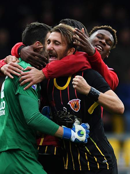 El portero Alberto Brignoli celebra con sus compañeros del Benevento.