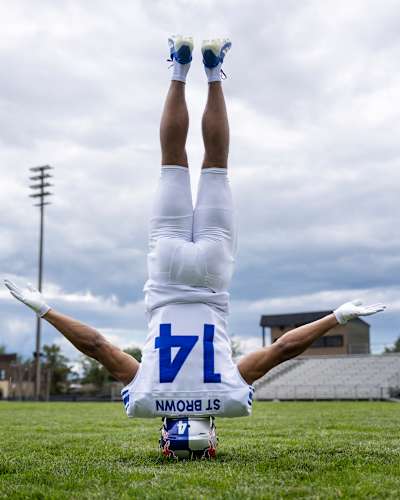 Le joueur de football Amon Ra St Brown fait la fête à Plymouth, dans le Michigan (États-Unis), le 25 août 2025. 