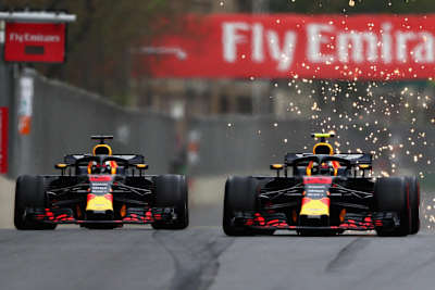 Crash entre les F1 de Max Verstappen et Daniel Ricciardo au GP de Formule 1 2018 d'Azerbaijan.