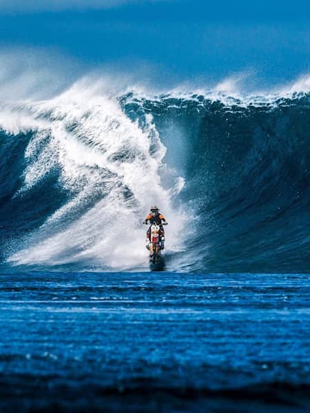 Watch Robbie Maddison surf Teahupo o on a dirt bike