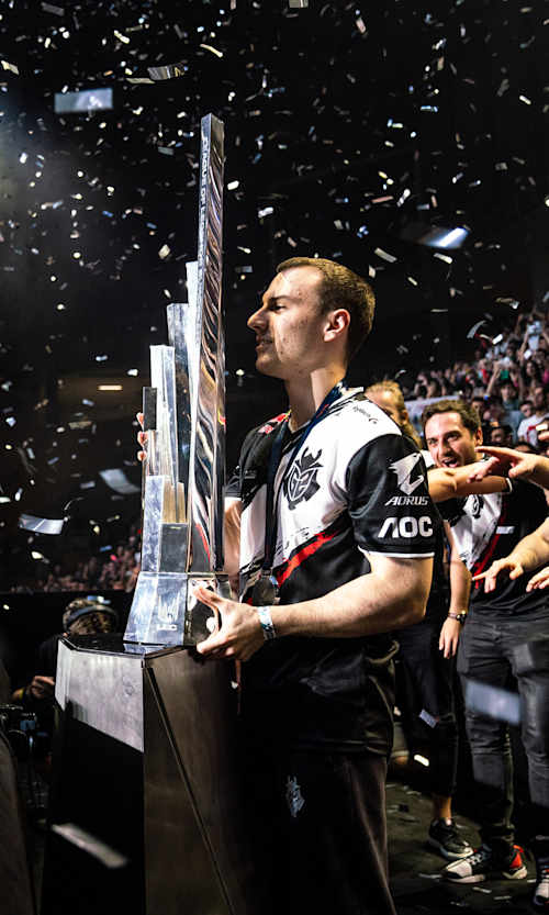 A picture of G2 winning the LEC trophy in 2019