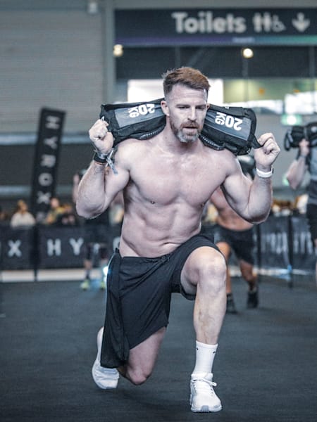 HYROX-Athlet Todd Liubinskas beim Training der Ausfallschritte in Sydney. 